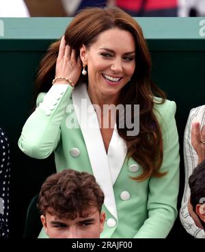 La princesse de Galles regardant Katie Boulter en action contre Daria Saville le deuxième jour des Championnats de Wimbledon 2023 au All England Lawn tennis and Croquet Club à Wimbledon. Date de la photo: Mardi 4 juillet 2023. Banque D'Images