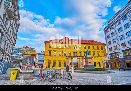 PRAGUE, TCHÉQUIE - 7 MARS 2022 : la place Jungmann avec le monument à Josef Jungmann et le bâtiment du Forum culturel autrichien, le 7 mars à Prague Banque D'Images