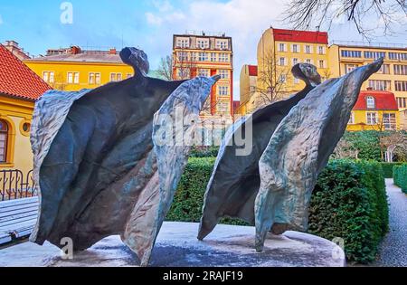 PRAGUE, TCHÉQUIE - 7 MARS 2022 : les figures de bronze dansantes de Maidens et Fontaine Poletuchy par Josef Klimes, le 7 mars à Prague Banque D'Images