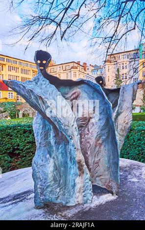 PRAGUE, TCHÉQUIE - 7 MARS 2022 : les sculptures en bronze de Maidens et Fontaine Poletuchy, situées dans le jardin franciscain, le 7 mars à Prague Banque D'Images