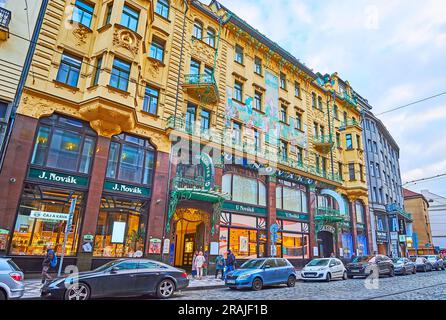 PRAGUE, TCHÉQUIE - 7 MARS 2022 : la Maison Art Nouveau Novak (Dum u Novaku) avec mosaïque ornée, moulures et grilles en dentelle, le 7 mars à Prague Banque D'Images