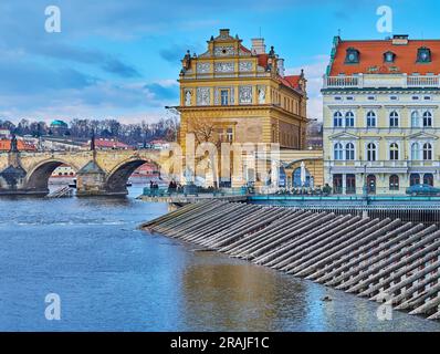 Le manoir historique richement décoré du musée Bedrich Smetana, situé sur le remblai de la rivière Vltava adjacent au pont Charles, Prague, Tchéquie Banque D'Images