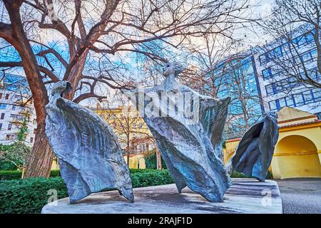 PRAGUE, TCHÉQUIE - 7 MARS 2022 : les demoiselles et la fontaine Poletuchy avec des sculptures en bronze dans le jardin franciscain vert, le 7 mars à Prague Banque D'Images