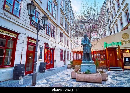 PRAGUE, TCHÉQUIE - 7 MARS 2022 : la statue de Josef Hlavka sur l'étroite rue Jungmannova, le 7 mars à Prague Banque D'Images