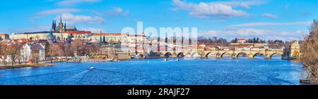 Panorama de la surface bleue brillante de la rivière Vltava, pont Charles voûté médiéval et cathédrale Saint-Guy, dominant le château de Prague, République tchèque Banque D'Images