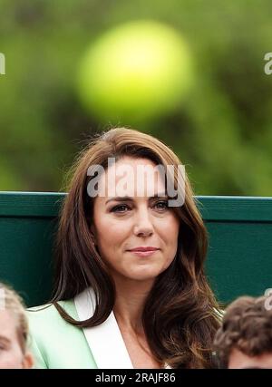 La princesse de Galles regardant Katie Boulter en action contre Daria Saville le deuxième jour des Championnats de Wimbledon 2023 au All England Lawn tennis and Croquet Club à Wimbledon. Date de la photo: Mardi 4 juillet 2023. Banque D'Images