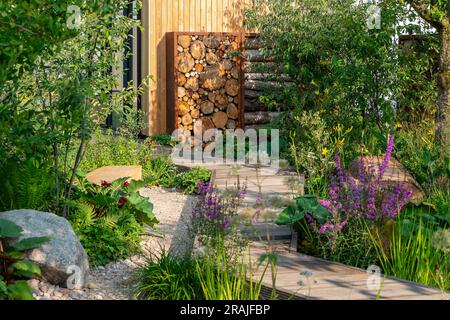 East Molesey, Surrey, Royaume-Uni. 3rd juillet 2023. RHS Feature Gardens, RHS Resilient Garden au RHS Hampton court Palace Garden Festival conçu par Tom Massey. Crédit : Maureen McLean/Alay Live News Banque D'Images