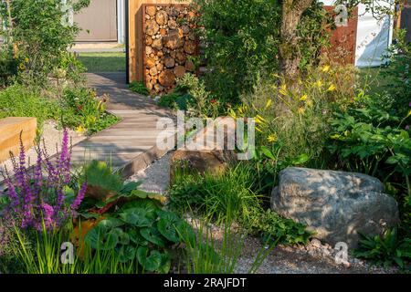 East Molesey, Surrey, Royaume-Uni. 3rd juillet 2023. RHS Feature Gardens, RHS Resilient Garden au RHS Hampton court Palace Garden Festival conçu par Tom Massey. Crédit : Maureen McLean/Alay Live News Banque D'Images