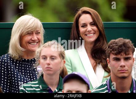 La princesse de Galles aux côtés de Deborah Jevans regardant Katie Boulter en action contre Daria Saville le deuxième jour des Championnats de Wimbledon 2023 au All England Lawn tennis and Croquet Club à Wimbledon. Date de la photo: Mardi 4 juillet 2023. Banque D'Images