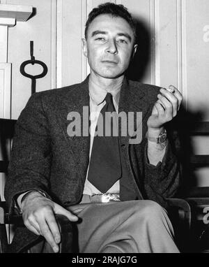 ROBERT OPPENHEIMER (1904-1967) physicien théorique américain en février 1946 Banque D'Images