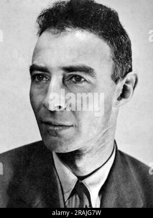 ROBERT OPPENHEIMER (1904-1967) physicien théorique américain vers 1944 Banque D'Images