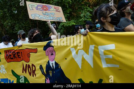 Atlanta, États-Unis. 28th juin 2023. 'Les manifestants de la ville de COP défilent depuis le parc Gresham d'Atlanta en l'honneur du protestant tué Manuel Teran sur 28 juin 2023. Photo de Collin Mayfield, Credit: SIPA USA/Alamy Live News Banque D'Images