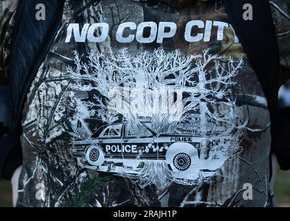 Atlanta, États-Unis. 28th juin 2023. Un manifestant porte une chemise qui lit « NO COP CITY » dans le parc Gresham d'Atlanta, sur 28 juin 2023. Photo de Collin Mayfield, Credit: SIPA USA/Alamy Live News Banque D'Images