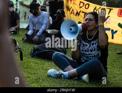 Atlanta, États-Unis. 28th juin 2023. Belkis, la mère du militant écologiste Manuel Teran, mène les manifestants dans un chant à Atlanta sur 28 juin 2023. Credit: SIPA USA/Alay Live News Banque D'Images