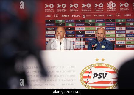 Eindhoven, pays-Bas. 4 juillet 2023. Le nouvel entraîneur en chef Peter Bosz (R) et le directeur des affaires de football Enid Stewart lors d'une présentation au stade Phillips sur 4 juillet 2023 à Eindhoven, aux pays-Bas. ANP JEROEN PUTMANS/Alamy Live News Banque D'Images