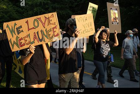 Atlanta, États-Unis. 28th juin 2023. Belkis, la mère du militant écologiste Manuel Teran, marche avec des manifestants du parc Gresham d'Atlanta en honneur sur 28 juin 2023. Photo de Collin Mayfield, Credit: SIPA USA/Alamy Live News Banque D'Images