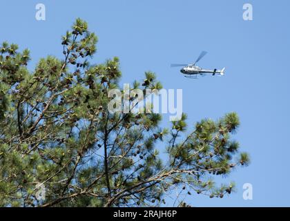 Atlanta, États-Unis. 28th juin 2023. Un hélicoptère du département de police du comté de DeKalb surveille les manifestants de Stop COP City comme crédit : SIPA USA/Alay Live News Banque D'Images