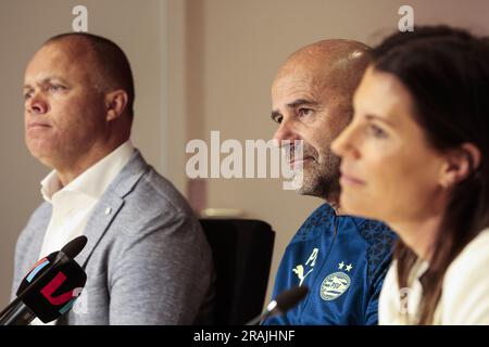 Eindhoven, pays-Bas. 4 juillet 2023. Le nouvel entraîneur en chef Peter Bosz (R) et le directeur des affaires de football Enid Stewart lors d'une présentation au stade Phillips sur 4 juillet 2023 à Eindhoven, aux pays-Bas. ANP JEROEN PUTMANS/Alamy Live News Banque D'Images