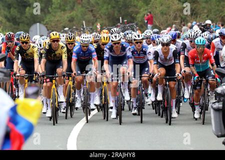 Le peloton monte la Côte de San Juan de Gaztelugatxe sur l'étape 1 du Tour de France 2023, dans le nord de l'Espagne, dirigé par Tim Declercq de Soudal Quick-Step Banque D'Images