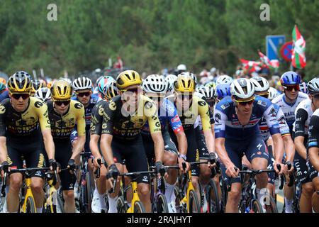 Le peloton grimpe le Côte de San Juan de Gaztelugatxe sur l'étape 1 du Tour de France 2023, avec (de gauche à droite) Wilco Kelderman, Jonas Vingegaard et CHRI Banque D'Images