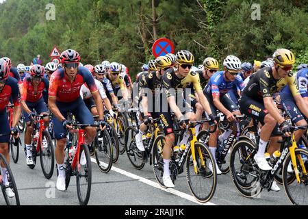 Le peloton monte le Côte de San Juan de Gaztelugatxe sur l'étape 1 du Tour de France 2023 Banque D'Images