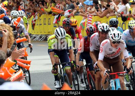 Ben O’Connor d’AG2R Citroen suit un coéquipier à la fin de l’étape 1 du Tour de France 2023 à Bilbao Banque D'Images