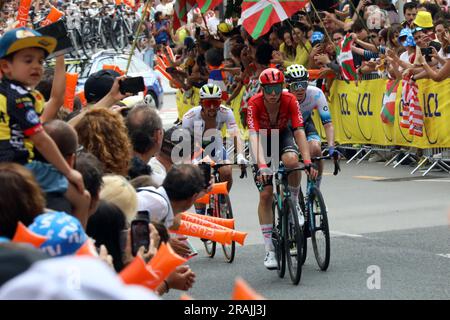 Mathieu Burgaudeau de TotalEnergies en petit groupe à la fin de l'étape 1 du Tour de France 2023 à Bilbao Banque D'Images