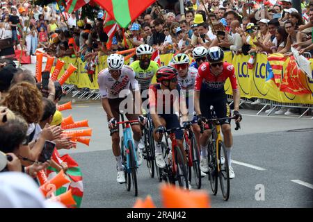 Dylan Van Baarle de Jumbo Visma s'entretient avec un coureur Ineos Grenadiers à la fin de la 1e étape du Tour de France 2023 à Bilbao Banque D'Images