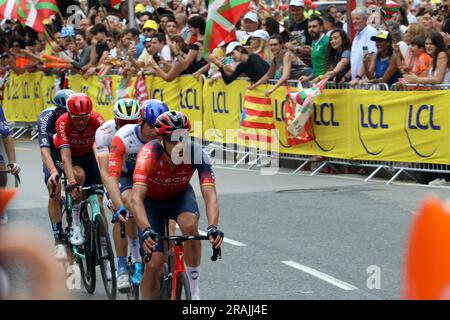 Omar Fraile d'Ineos Grenadiers mène un petit groupe à la fin de l'étape 1 du Tour de France 2023 à Bilbao Banque D'Images