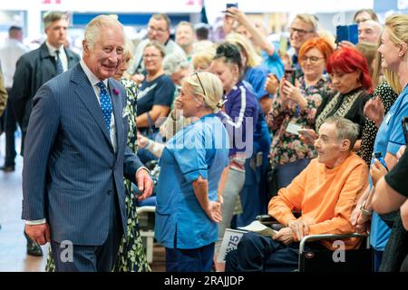Le roi Charles III arrive pour une visite à l'infirmerie royale d'Édimbourg, pour célébrer les 75 ans du NHS à NHS Lothian, dans le cadre de la première semaine Holyrood depuis son couronnement. Date de la photo: Mardi 4 juillet 2023. Banque D'Images
