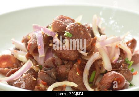 Sauce de porc chinoise épicée et aigre avec salade d'échalotes sur l'assiette Banque D'Images