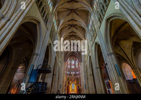 Intérieur de la cathédrale gothique de notre-Dame de Bayonne. La cathédrale est un bon exemple d'architecture gothique française. Pays basque, Pyrénées-Atlantique Banque D'Images