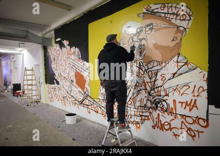 Hambourg, Allemagne. 04th juillet 2023. Björn von Schulz, artiste, travaille sur sa murale dans le couloir sous le stand principal du stade Millerntor. La Millerntor Gallery, un festival international d'art, de musique et de culture qui met l'accent sur les artistes de divers genres chaque année au FC St. Le stade Pauli, tourne autour du thème de l'eau pendant quatre jours de 13 juillet. Credit: Christian Charisius/dpa/Alay Live News Banque D'Images