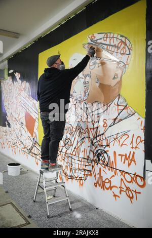 Hambourg, Allemagne. 04th juillet 2023. Björn von Schulz, artiste, travaille sur sa murale dans le couloir sous le stand principal du stade Millerntor. La Millerntor Gallery, un festival international d'art, de musique et de culture qui met l'accent sur les artistes de divers genres chaque année au FC St. Le stade Pauli, tourne autour du thème de l'eau pendant quatre jours de 13 juillet. Credit: Christian Charisius/dpa/Alay Live News Banque D'Images