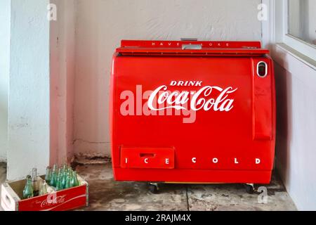 Buvez Coca-Cola écrit sur un réfrigérateur rouge avec des bouteilles de coke vides dans une caisse Alcatraz Federal Penitentiary San Francisco Californie USA Banque D'Images