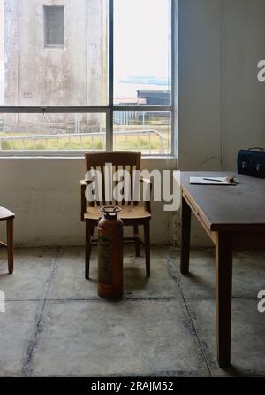 Chaise de bureau et extincteur dans un bureau dans le pénitencier fédéral d'Alcatraz San Francisco Californie USA Banque D'Images
