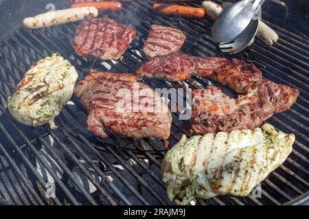 steaks de bœuf et poulet sur gril au charbon de bois Banque D'Images