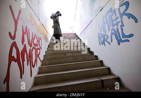Hambourg, Allemagne. 04th juillet 2023. Un journaliste filme lors d'une visite des médias dans un escalier menant au stand principal du stade Millerntor. La Millerntor Gallery, un festival international d'art, de musique et de culture qui met l'accent sur les artistes de divers genres chaque année au FC St. Le stade Pauli, tourne autour du thème de l'eau pendant quatre jours de 13 juillet. Credit: Christian Charisius/dpa/Alay Live News Banque D'Images