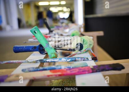 Hambourg, Allemagne. 04th juillet 2023. Des rouleaux de peinture et des pinceaux se trouvent dans le couloir sous le stand principal du stade Millerntor. La Millerntor Gallery, un festival international d'art, de musique et de culture qui met l'accent sur les artistes de divers genres chaque année au FC St. Le stade Pauli, tourne autour du thème de l'eau pendant quatre jours de 13 juillet. Credit: Christian Charisius/dpa/Alay Live News Banque D'Images