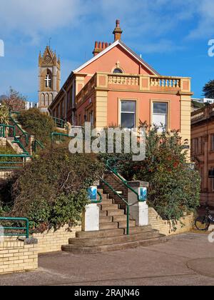 Royaume-Uni, Devon, Torquay, vue de Fleet Walk vers St John's Church. Banque D'Images