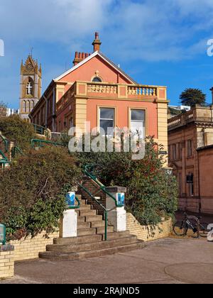 Royaume-Uni, Devon, Torquay, vue de Fleet Walk vers St John's Church. Banque D'Images