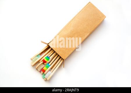 Brosses à dents en bambou écologiques en bois, brosses en boîte corton artisanale isolée sur fond blanc Banque D'Images