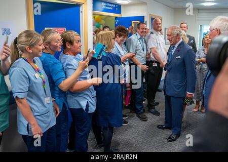 Le roi Charles III rencontre le personnel lors d'une visite à l'infirmerie royale d'Édimbourg, pour célébrer les 75 ans du NHS à NHS Lothian, dans le cadre de la première semaine Holyrood depuis son couronnement. Date de la photo: Mardi 4 juillet 2023. Banque D'Images