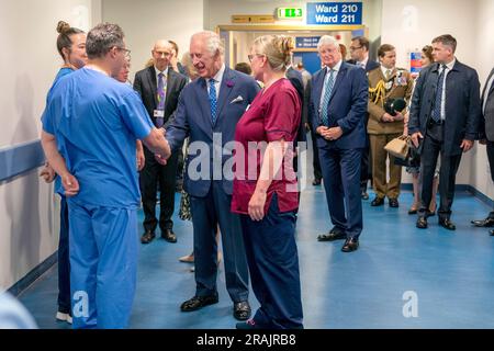 Le roi Charles III rencontre le personnel lors d'une visite à l'infirmerie royale d'Édimbourg, pour célébrer les 75 ans du NHS à NHS Lothian, dans le cadre de la première semaine Holyrood depuis son couronnement. Date de la photo: Mardi 4 juillet 2023. Banque D'Images