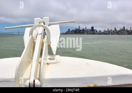 Retour de l'île d'Alcatraz à bord d'un bateau Alcatraz Cruises avec les gratte-ciel lointains de San Francisco, Californie, États-Unis Banque D'Images