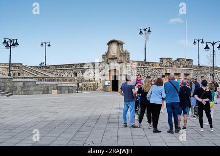 Puerto de la Cruz, Tenerife, Espagne - 01 juillet 2023: Groupe de touristes devant le mur du Castillo de Sant Felipe à la Plaza de Europa à Puerto de Banque D'Images