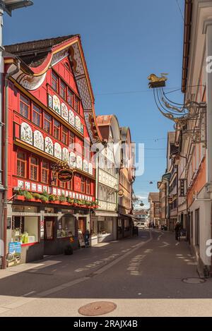 Façades colorées peintes de maisons typiques d'Appenzell dans la rue principale d'Appenzell, canton d'Appenzell Innerrhoden, Suisse Banque D'Images