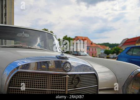 Logo Mercedes Benz sur une voiture d'époque. Mercedes-Benz 220 S. Mercedes-Benz est un constructeur automobile allemand. La marque est utilisée pour les automobiles de luxe, Banque D'Images
