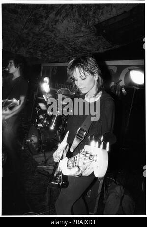 ELASTICA, YOUNG, EARLY GIG, 1994 : Annie Holland bassiste d'Elastica jouant un concert chaotique très tôt au légendaire TJS à Newport, pays de Galles, Royaume-Uni le 23 février 1994. Photo : Rob Watkins. INFO : Elastica, un groupe de rock alternatif britannique formé en 1992, est acclamé avec leur premier album éponyme. Des hits comme 'Connection' ont présenté leurs influences post-punk et New wave. Dirigée par Justine Frischmann, la contribution d'Elastica à l'ère Britpop est significative. Banque D'Images