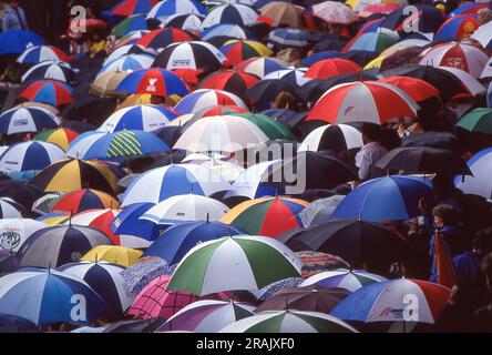 LONDRES, ANGLETERRE. 4 JUILLET 1992. Les spectateurs s'abritent sous leurs parapluies lors de la finale féminine des championnats de tennis sur gazon de Wimbledon. Banque D'Images